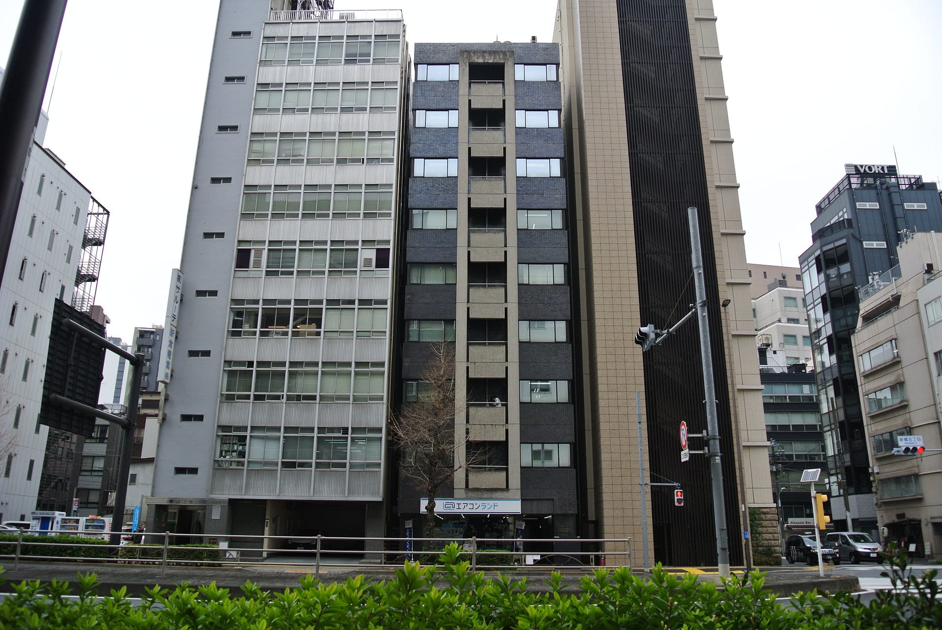 新橋のオフィスビル外観